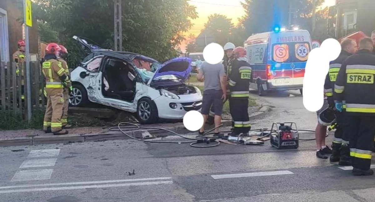 Dwie osoby ranne po zderzeniu opla z ciężarówką w Wzdole Rządowym. Nie zatrzymała się przed znakiem STOP