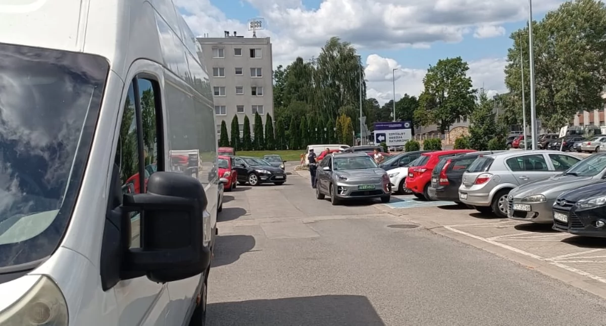 Kolizja przed starachowickim szpitalem. 81-letni kierowca uszkodził dwa samochody 