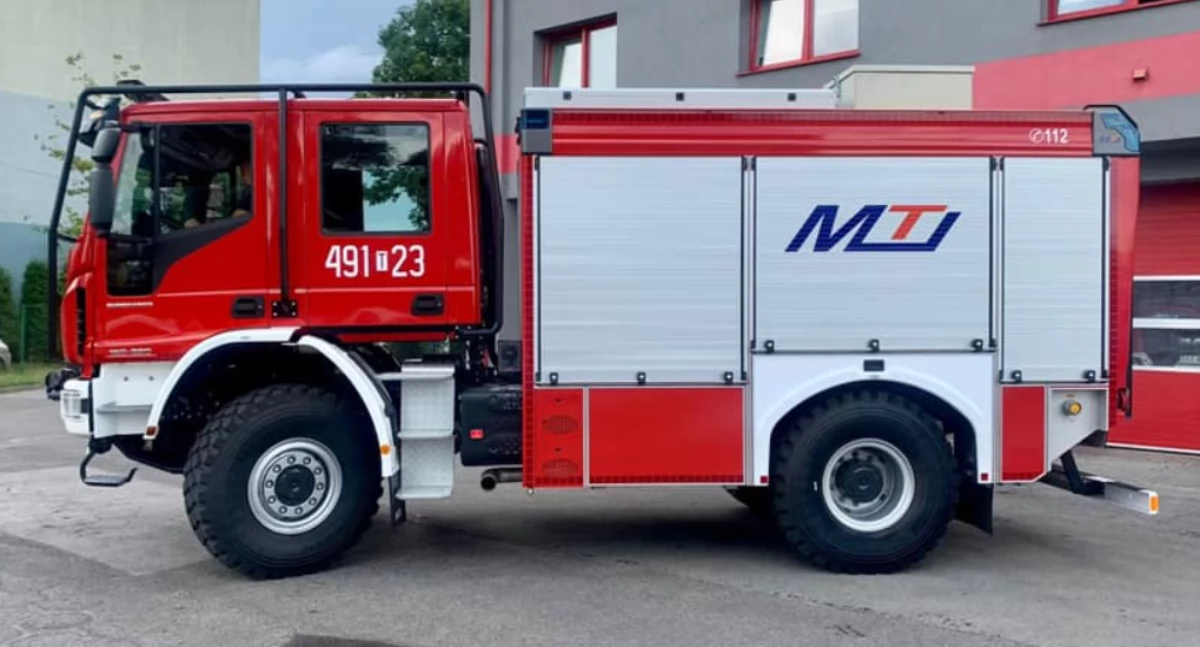 Zagrożenie na drodze w Wąchocku. Z hamulców samochodu ciężarowego wydobywał się dym