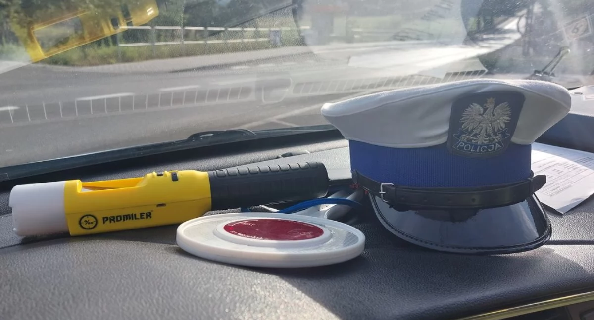 Poważny wypadek z udziałem ciężarówki i auta osobowego w Parszowie. W ciężarówce przewożono butle z gazem