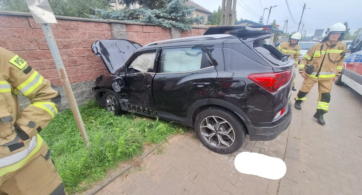 Groźny wypadek w Parszowie. Ciężarówka z butlami gazowymi zderzyła się z SUV-em