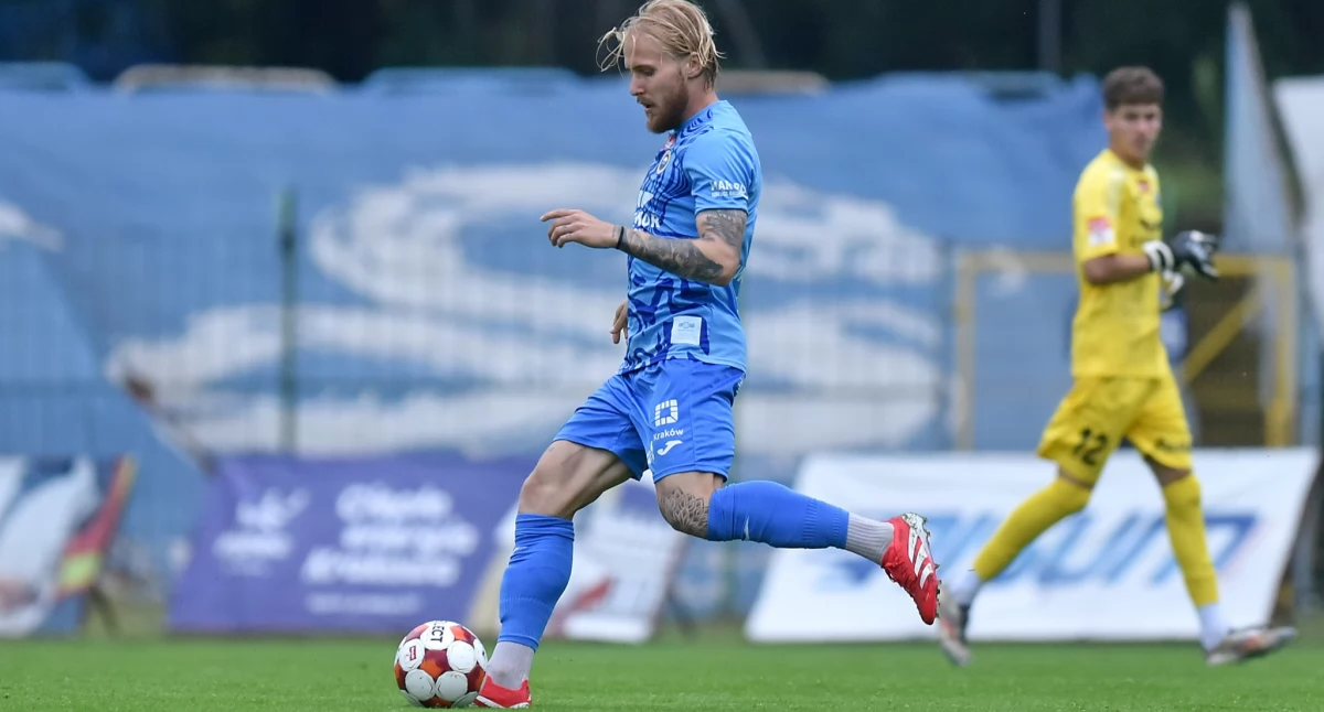 Krystian Bracik z debiutanckim trafieniem w nowych barwach. Hutnik Kraków liderem Betclic II ligi