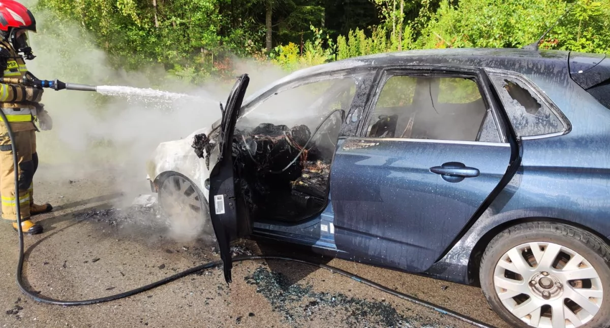 Pożar samochodu osobowego w Adamowie. Kierowca próbował gasić auto na własną rękę