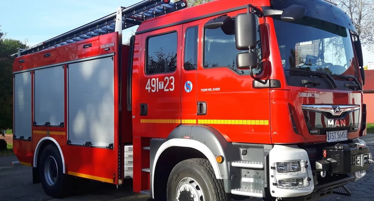 Pożar samochodu na ul. Armii Krajowej w Starachowicach. Ogień pod maską opla