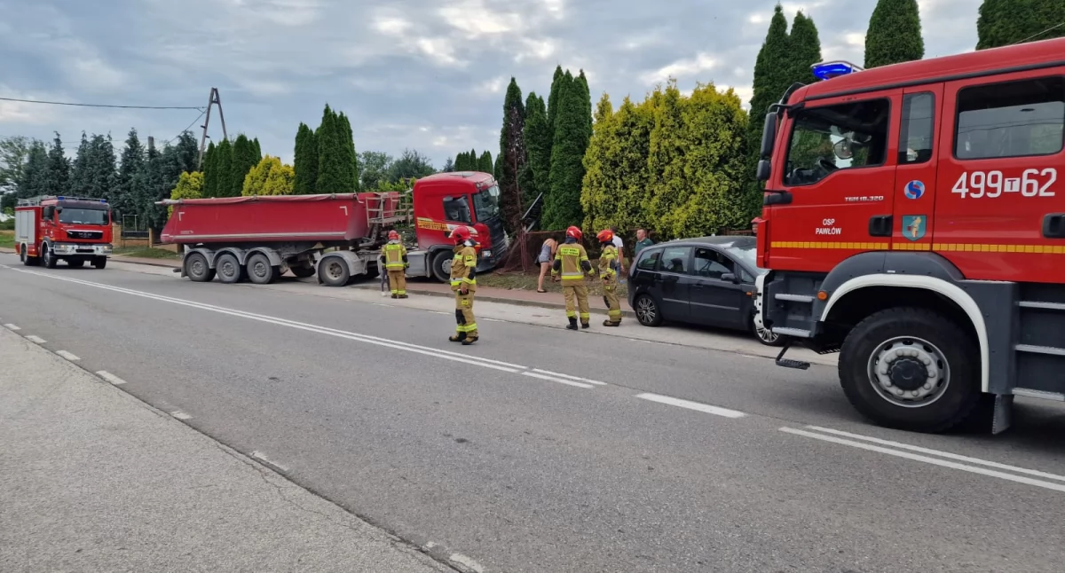 Wypadek w Pawłowie. Zdarzenie samochodu ciężarowego z osobówką, policja i straż na miejscu 