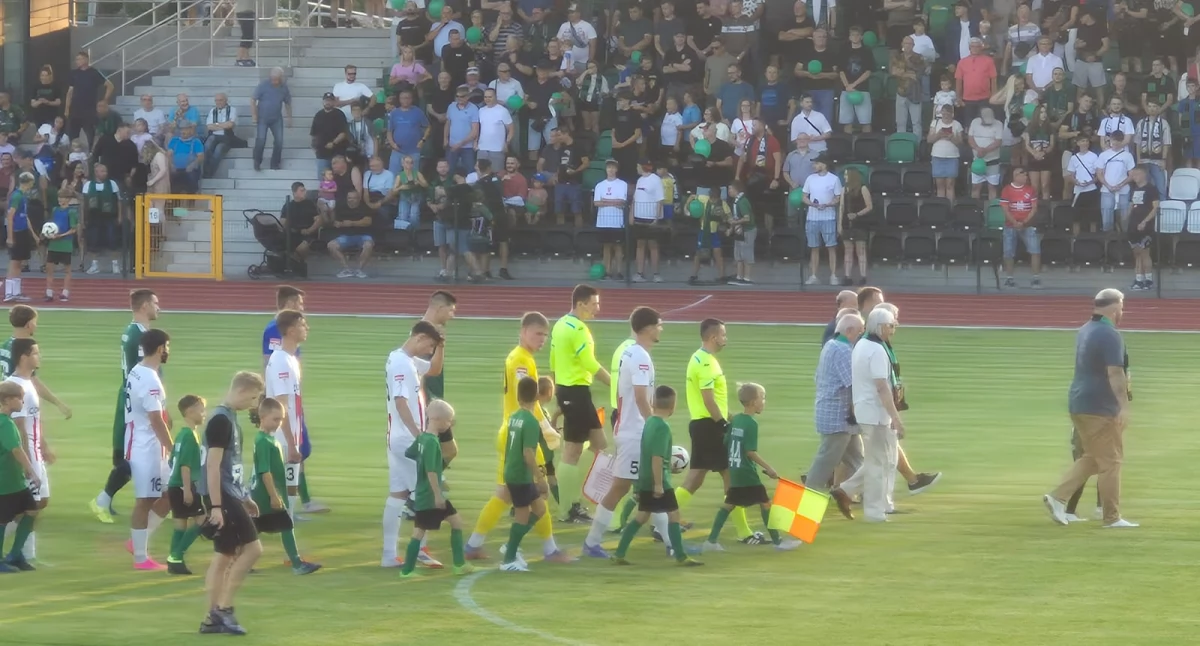 Wyjątkowi goście na rozpoczęcie sobotniego spotkania Staru Starachowice. Byłe gwiazdy zielono-czarnych ponownie na murawie