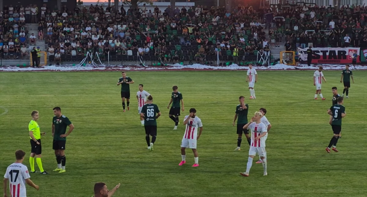 Zielono-czarni na prowadzeniu po pierwszej odsłonie meczu z rezerwami Cracovii. Adrian Szynka  wykorzystał dośrodkowanie Włodzimierza Putona