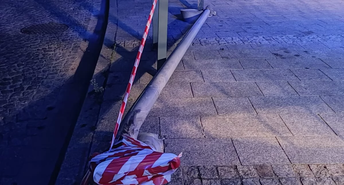 Ścięta latarnia na ul. Niskiej w Starachowicach. Sprawcą kierowca auta marki Kia