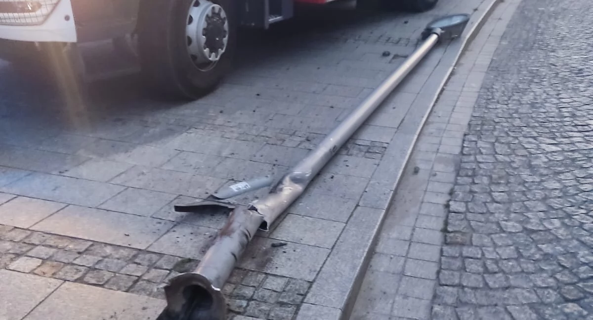 Zniszczony słup i drogowa infrastruktura na ul. Niskiej w Starachowicach. 19-latek z mandatem od policjantów