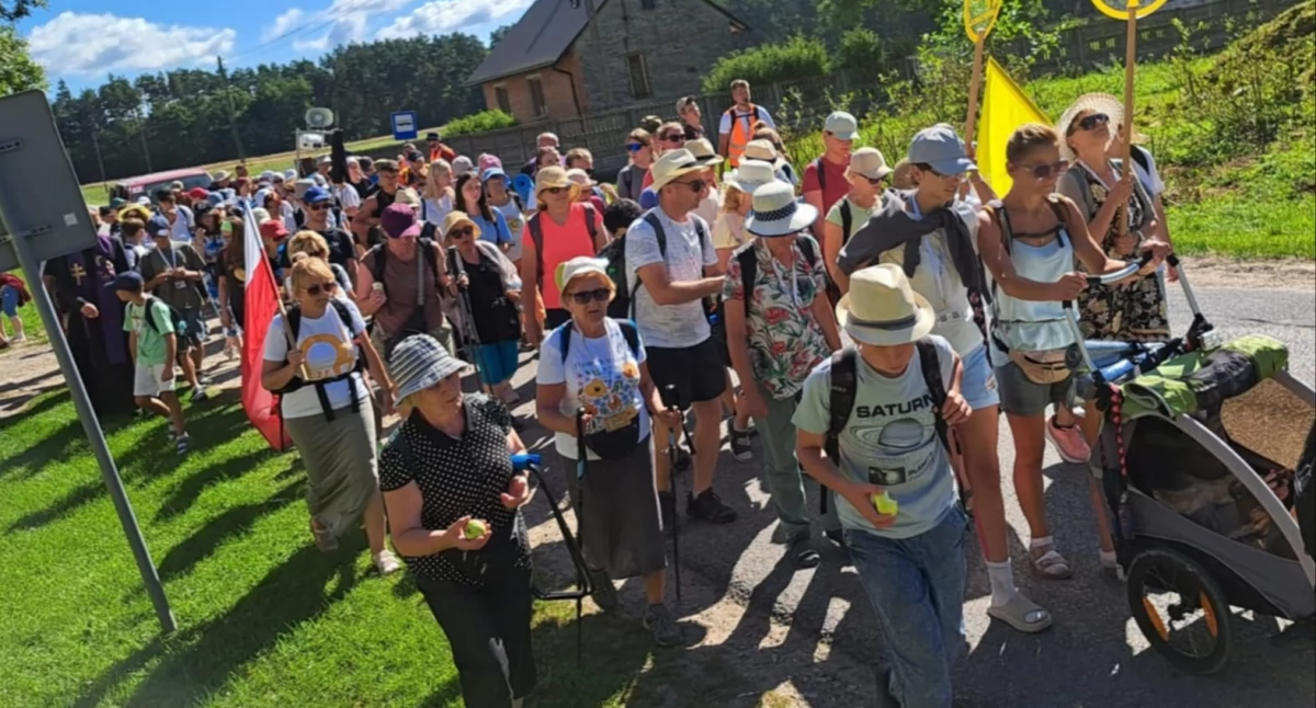 Pielgrzymi ze Starachowic w drodze na Jasną Górę. Relacja z trasy