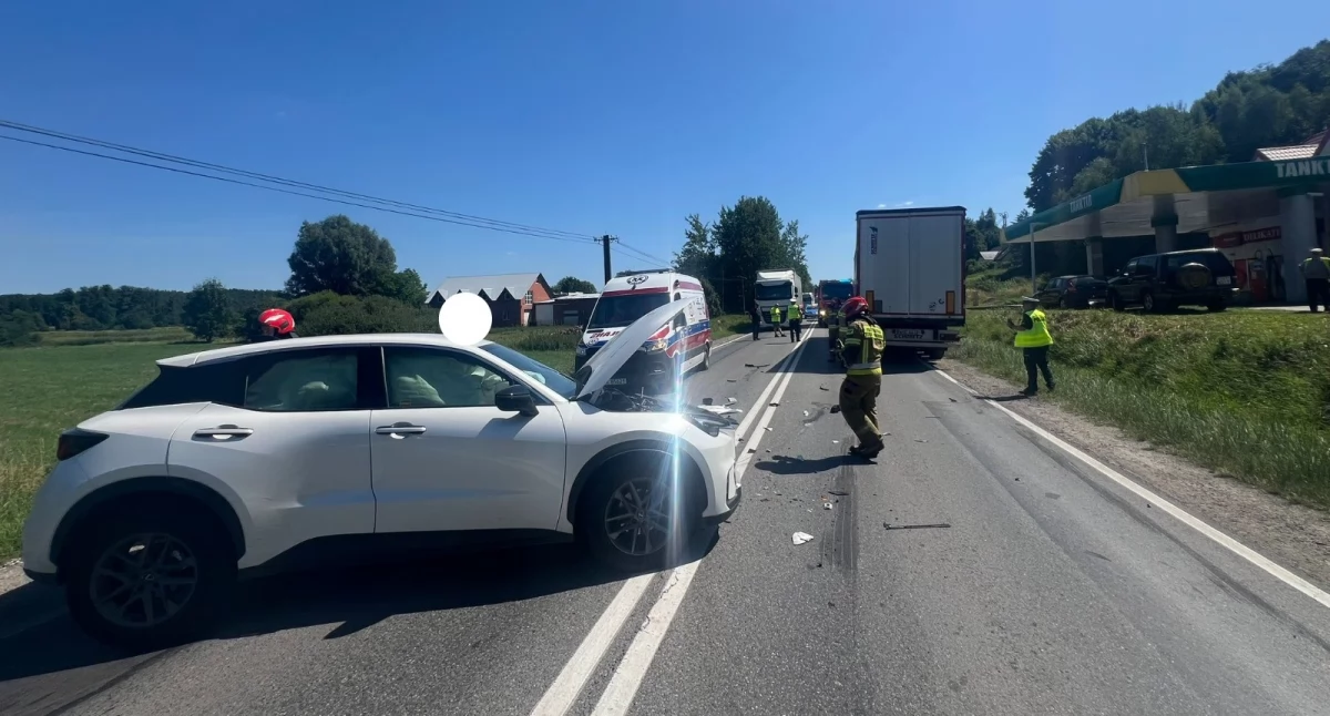 Wypadek na ul. Starachowickiej w Wąchocku. Zderzenie lexusa z volvo