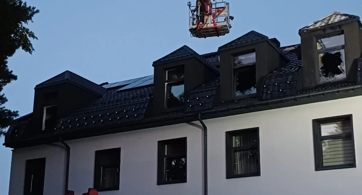 Po pożarze poddasza starachowickiego Hotelu Senator. Rozbiórka dachu przerwana, dalsze prace rozpoczną się w niedzielny poranek