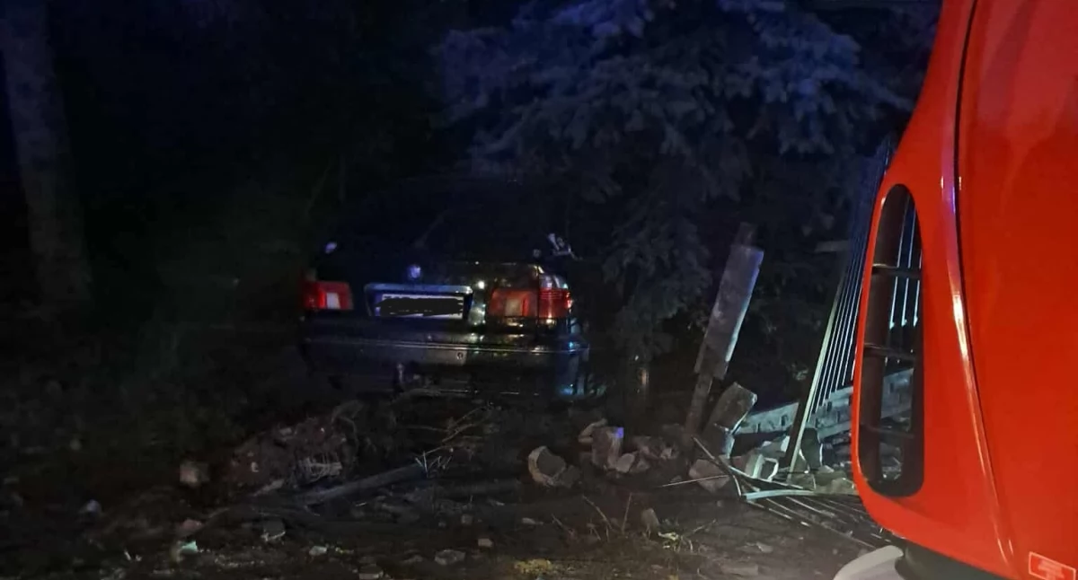 Wypadek na ul. Miodowej w Starachowicach. Kierowca BMW stracił kontrolę nad autem