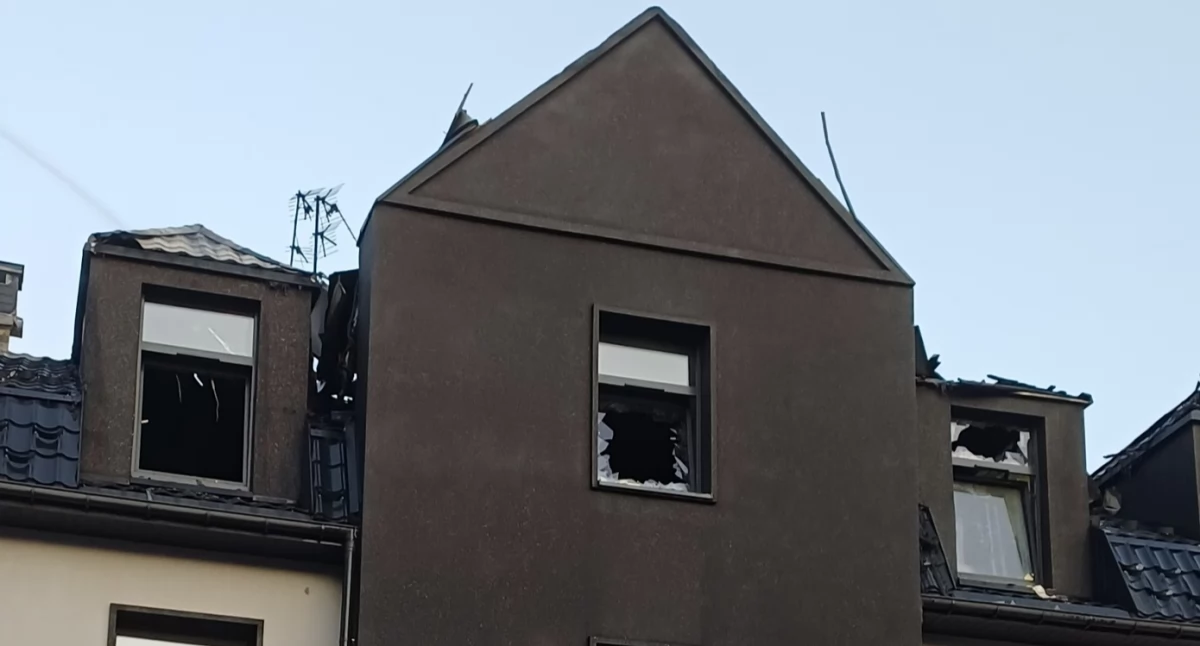 Rozbiórka dachu Hotelu Senator w Starachowicach rozpoczęta. Przez całą noc pogorzelisko było dozorowane 
