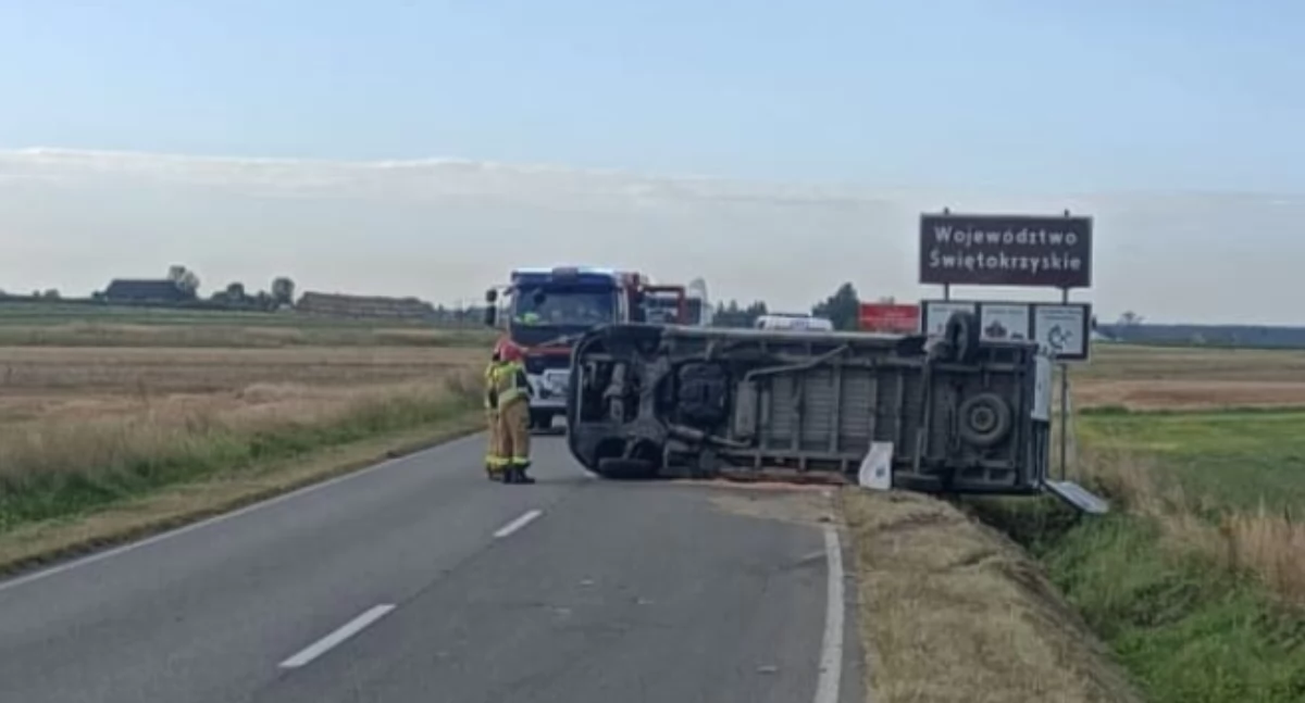 Wypadek z udziałem trzech samochodów w Osinach. Fiat Ducato przewrócił się na bok