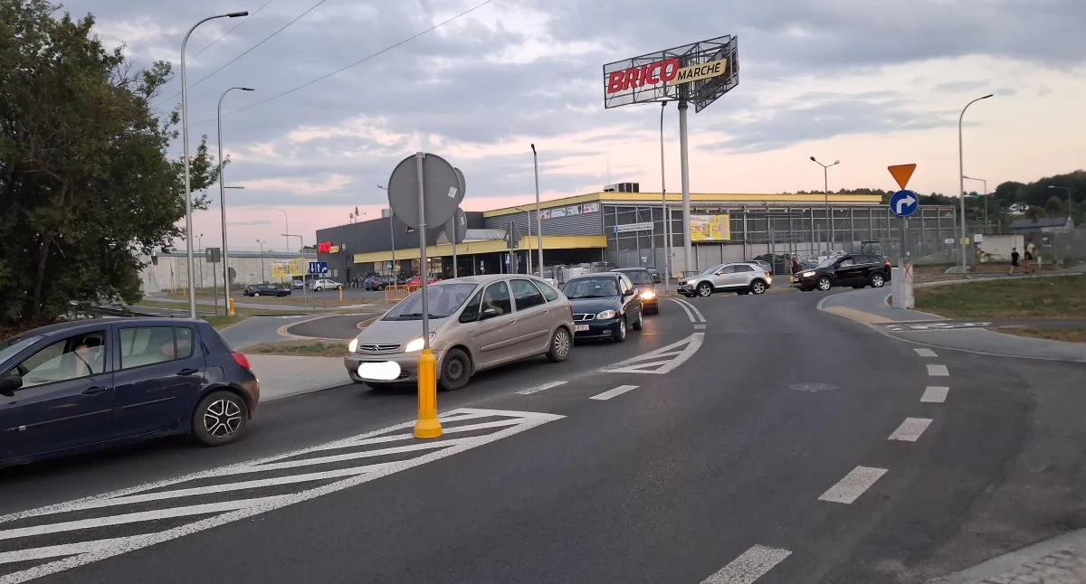 Za czym kolejka ta stoi? By przejechać przez przejazd kolejowy...