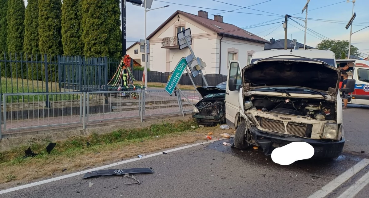 Zderzenie busa z toyotą w Małyszynie Górnym. Dwóch kierowców w szpitalu
