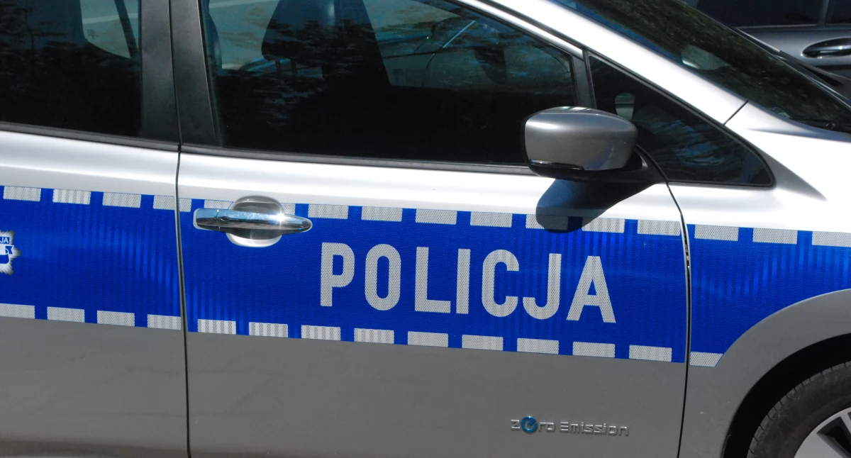 Zderzenie dwóch samochodów w Starachowicach. Policjanci i strażacy na miejscu zdarzenia