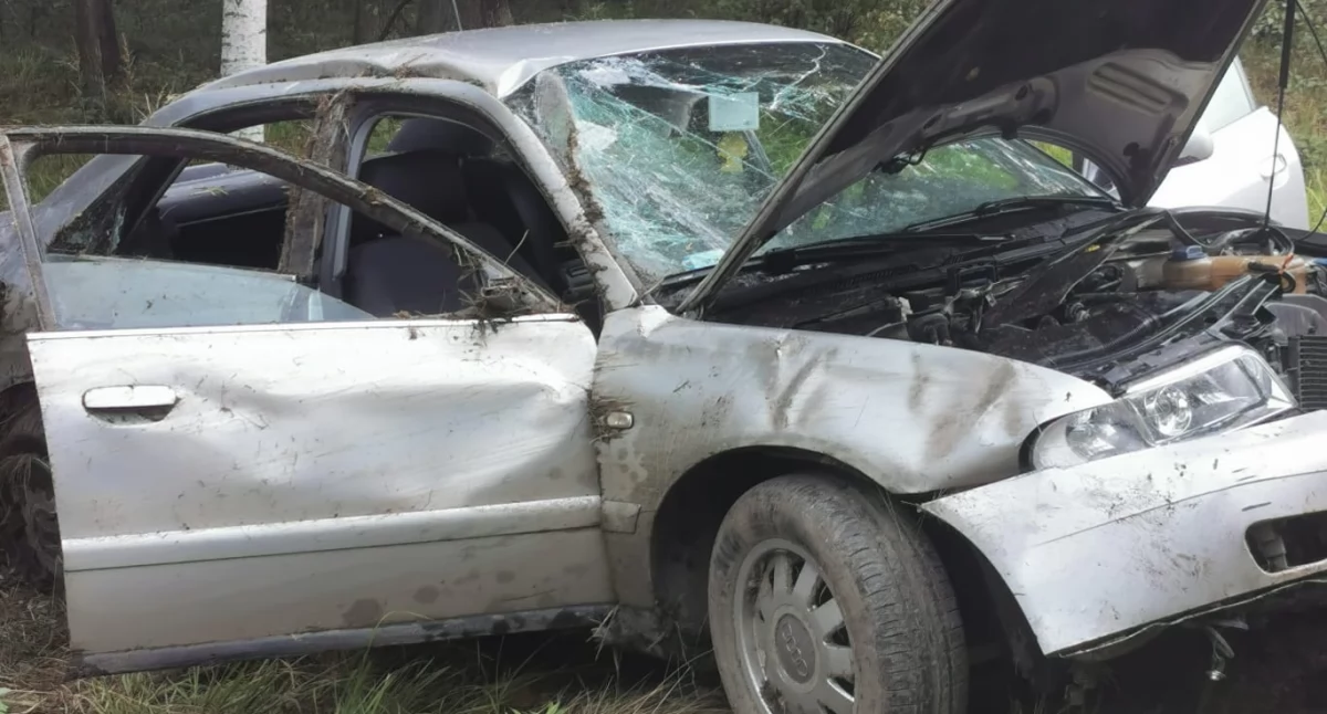 Wypadek na ul. Batalionów Chłopskich w Starachowicach. Kierowca audi dachował, straż i policja na miejscu