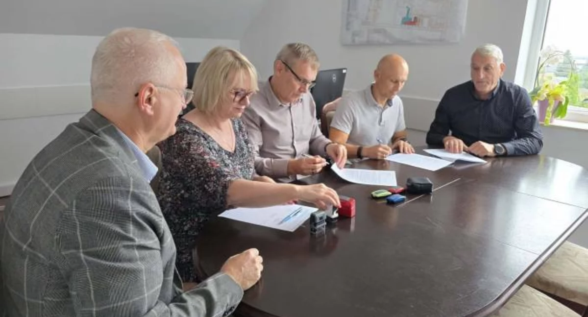 Podpisano umowę na przebudowę drogi w gm. Pawłów, to kolejny etap