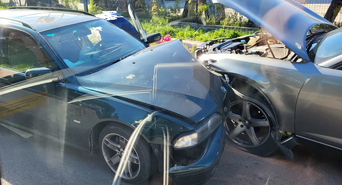 Czołowe zderzenie dwóch aut na ul. Kościelnej. Policja ustala kto kierował BMW