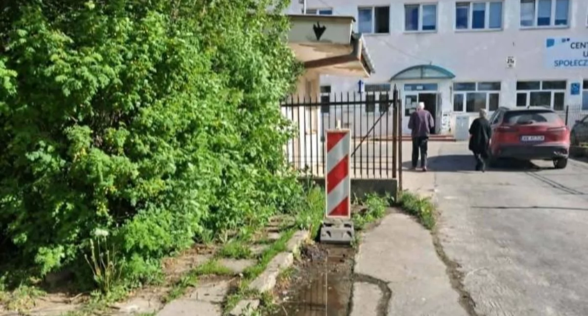 Wyciek wody na Majówce. PWiK mówi o awarii i planach przebudowy przyłącza