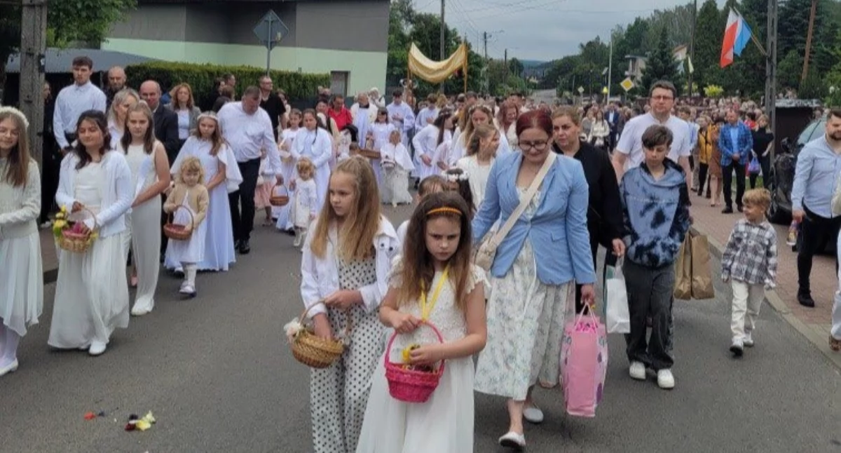 Tysiące wiernych przeszły ulicami. Boże Ciało w parafiach powiatu starachowickiego (fotorelacja)