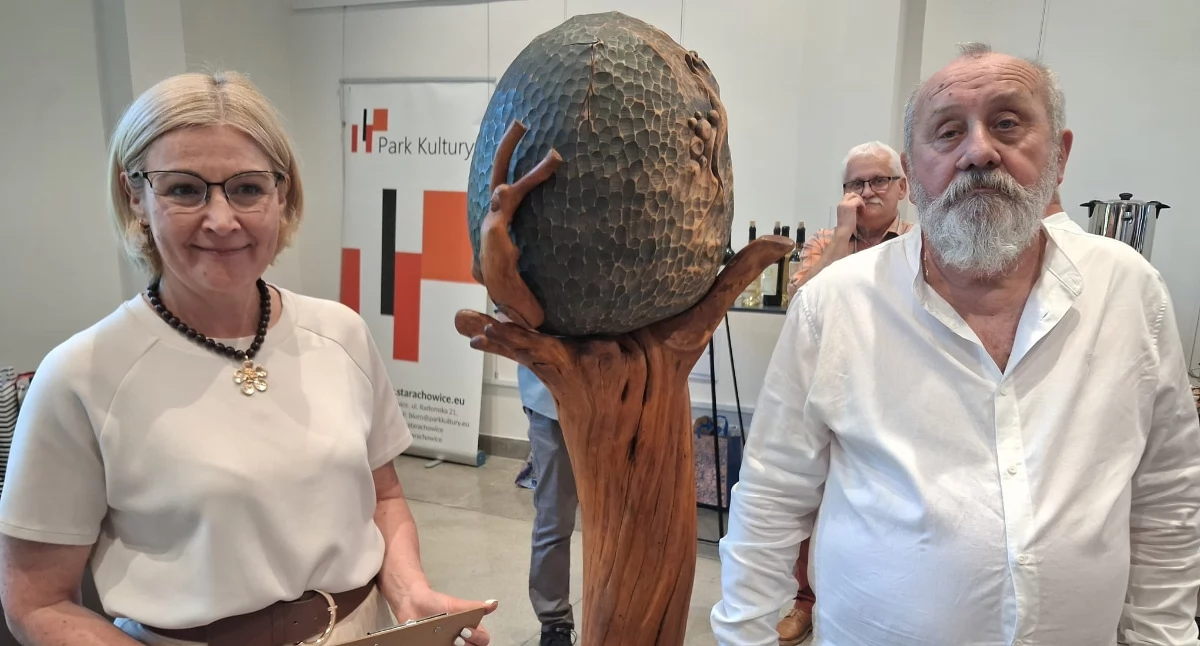 Dłutem potrafi tchnąć ducha w swoje rzeźby. 50 lat pasji i twórczej, fizycznej pracy Leszka Drożdża