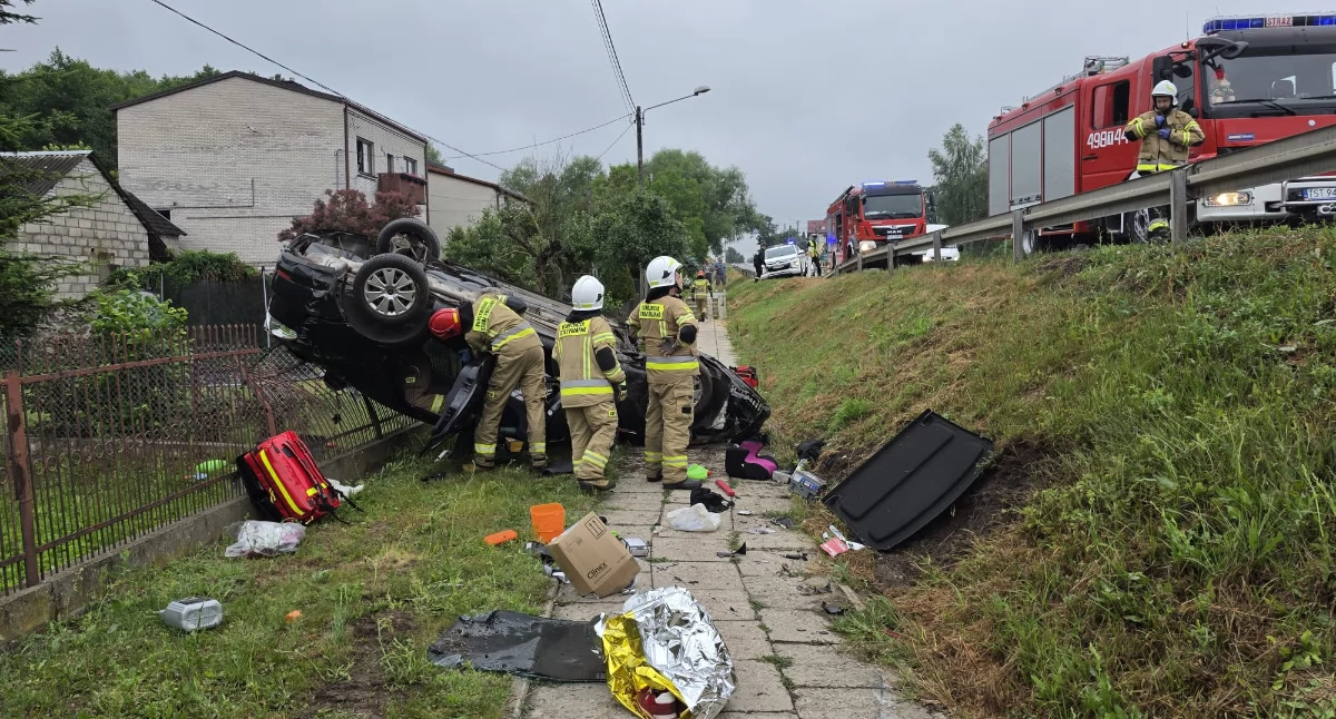 Groźny wypadek w Stykowie. Ford dachował, 59-letni kierowca był zakleszczony