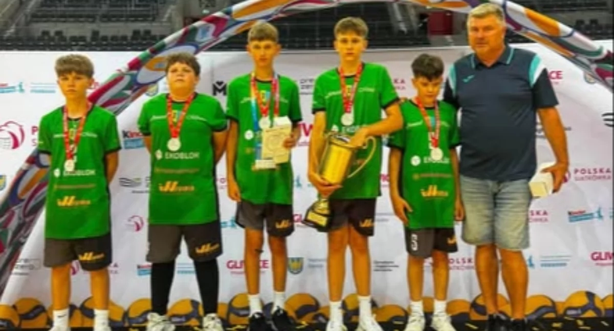 Nasi siatkarze na podium. Brawo zawodnicy Leonarda z gm. Mirzec