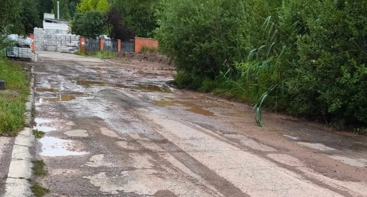  Cegielniana tonie po każdym deszczu. Zapchane studzienki, a droga jak poligon