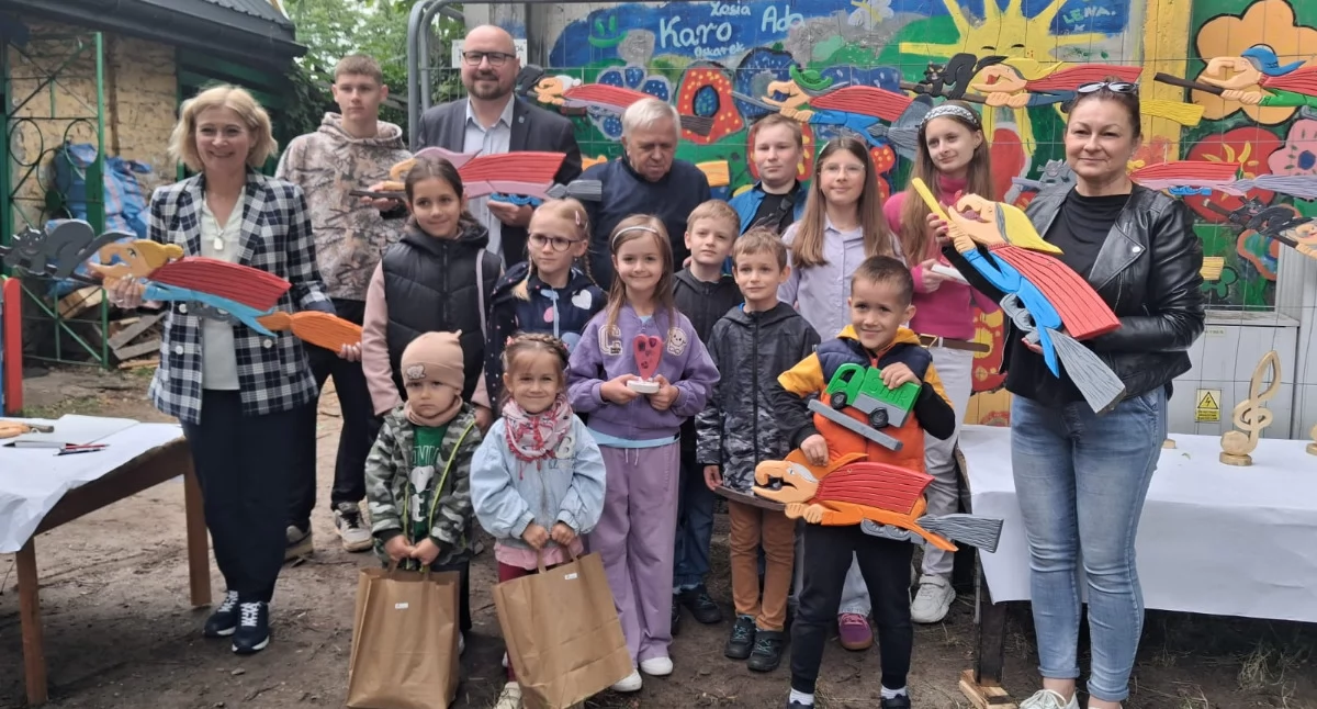 Legendy świętokrzyskie ożyły w drewnie. Finał Letniej Szkółki Rzeźbiarskiej w Starachowicach