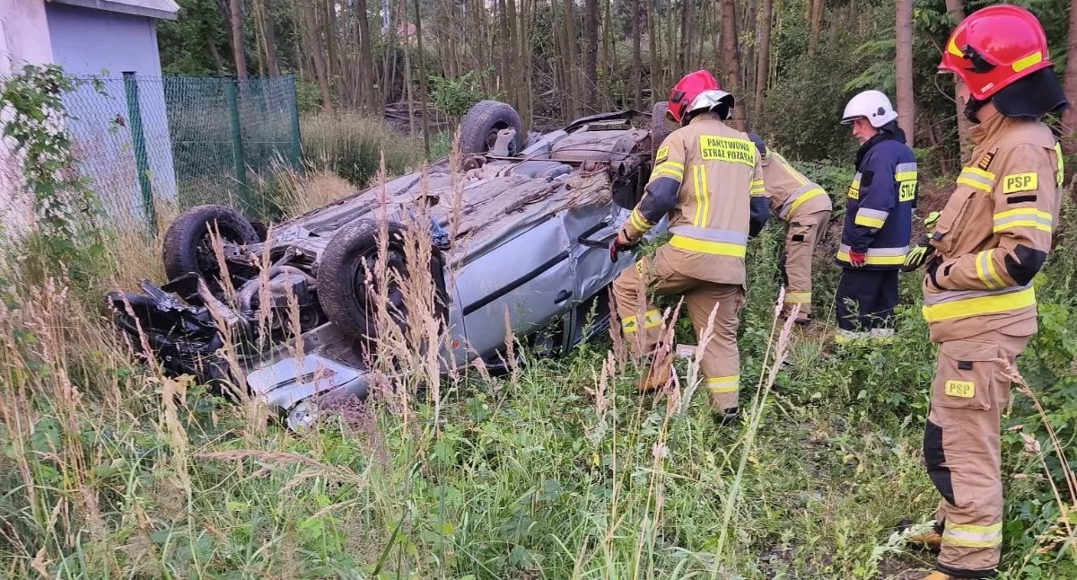Wypadek w Wąchocku. Skoda dachowała nad ranem przy ul. Tysiąclecia. Dwie osoby w szpitalu