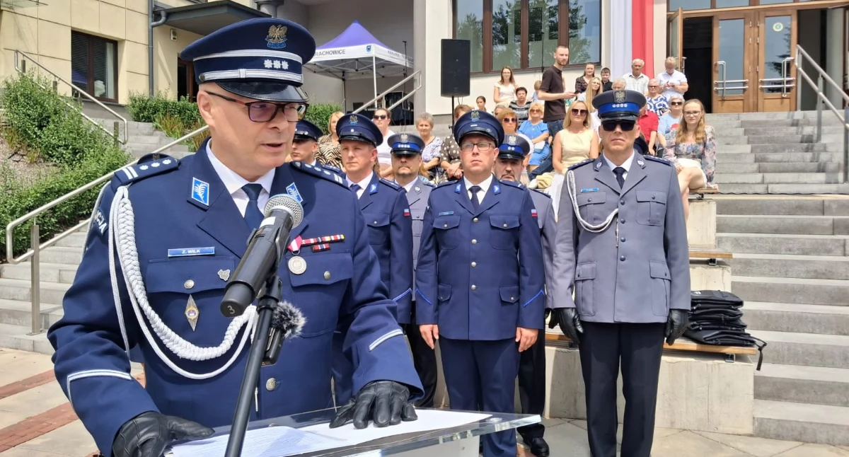 Święto Policji w Starachowicach. Awanse i wyróżnienia na apelu przed Parkiem Kultury