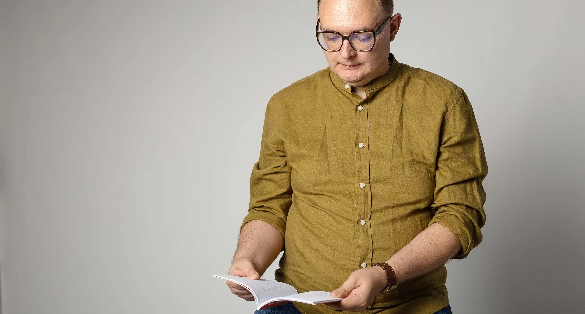 Krzyk milczenia i zapach kawy. Piotr Kominek w kawiarni „Słoń w Kafce” o poezji, prawie i nieuchwytnych chwilach