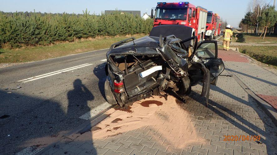 Kraksa na terenie gminy Pawłów. Dwa pojazdy zniszczone [ZDJĘCIA]