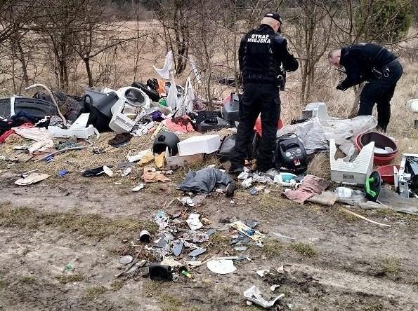 Porozrzucane pakunki, które nie budziły wątpliwości. Strażnicy w akcji