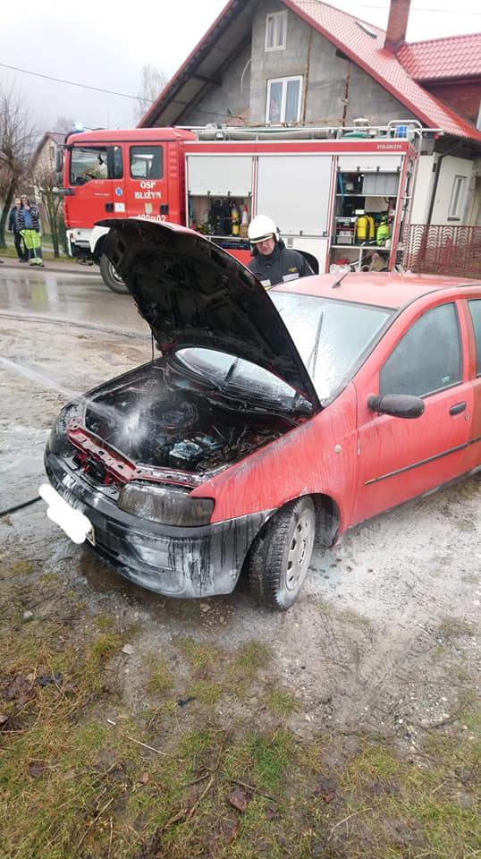 Wystarczyła jedna iskra i nieszczęście gotowe. Fiat w ogniu [ZDJĘCIA]