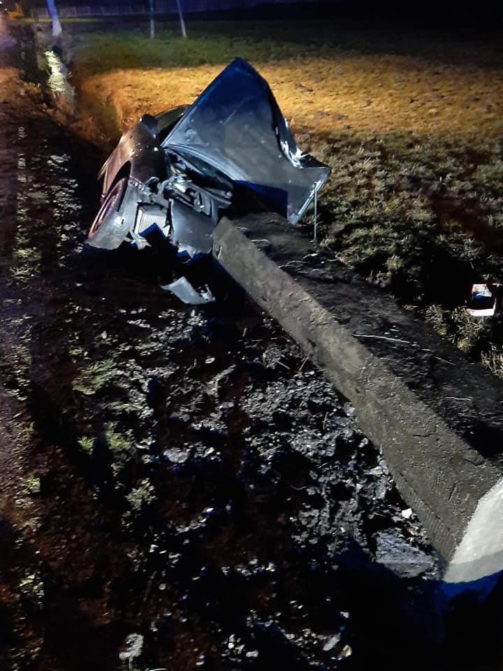 Dramatyczna walka ratowników z czasem. Uderzyła w betonowy przepust [ZDJĘCIA]