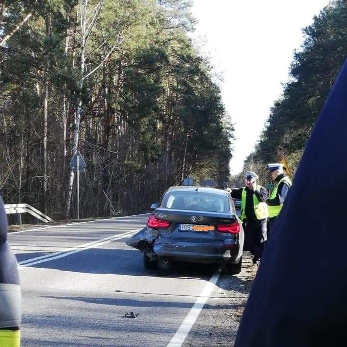 Nieoznakowane BMW na lawecie. Funkcjonariusze w szpitalu [ZDJĘCIA]