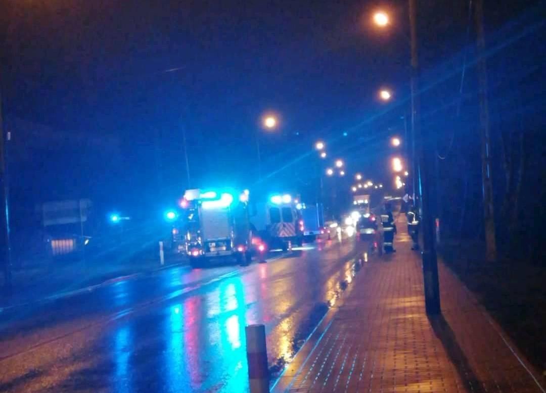 Kraksa na odcinku drogi krajowej. Policjanci i strażacy w akcji