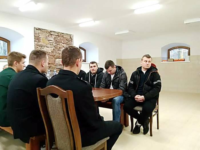 Sołtys kontra sołtys: pan pluje na strażacki mundur