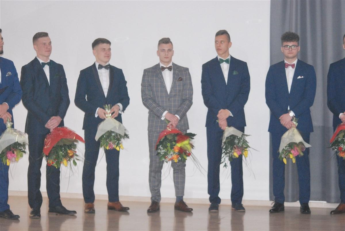 Studniówkowy szał trwa. Ze sportowymi akcentami w tle [ZDJĘCIA]