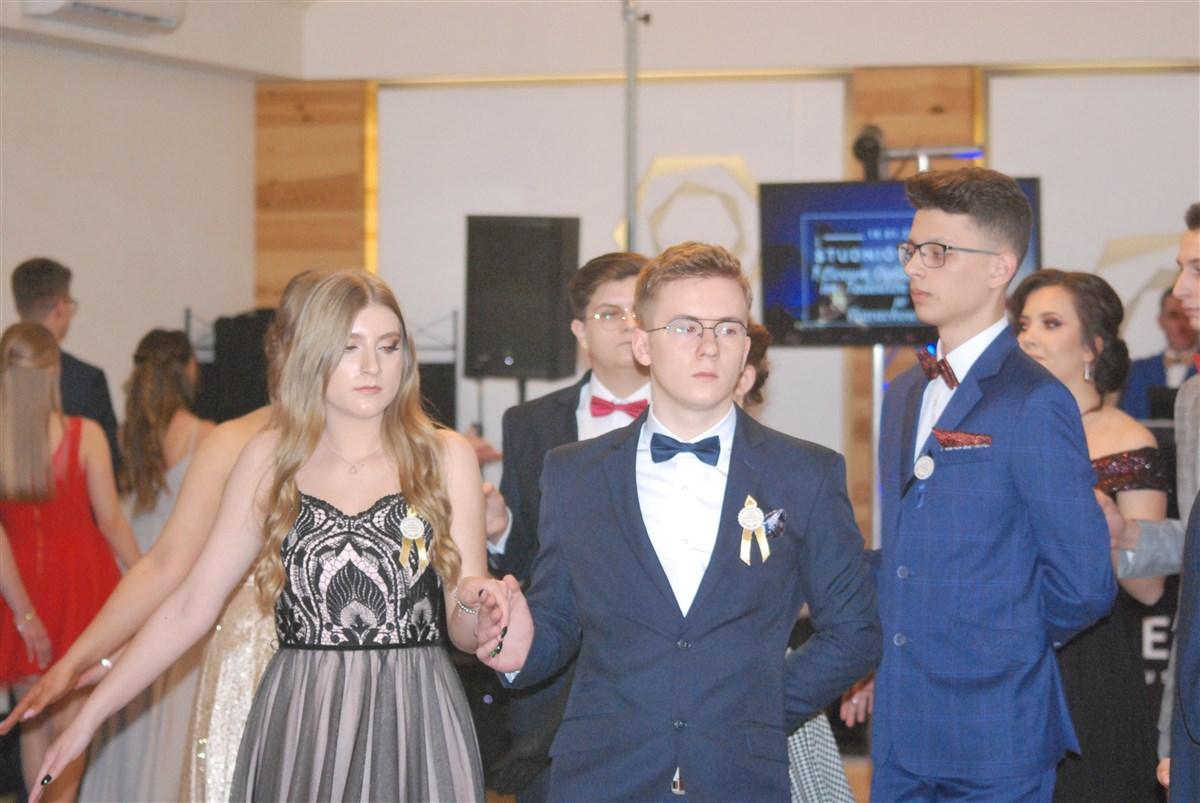 Przed jednym z najważniejszych egzaminów w życiu. Studniówka I LO przeszła do historii [ZDJĘCIA]