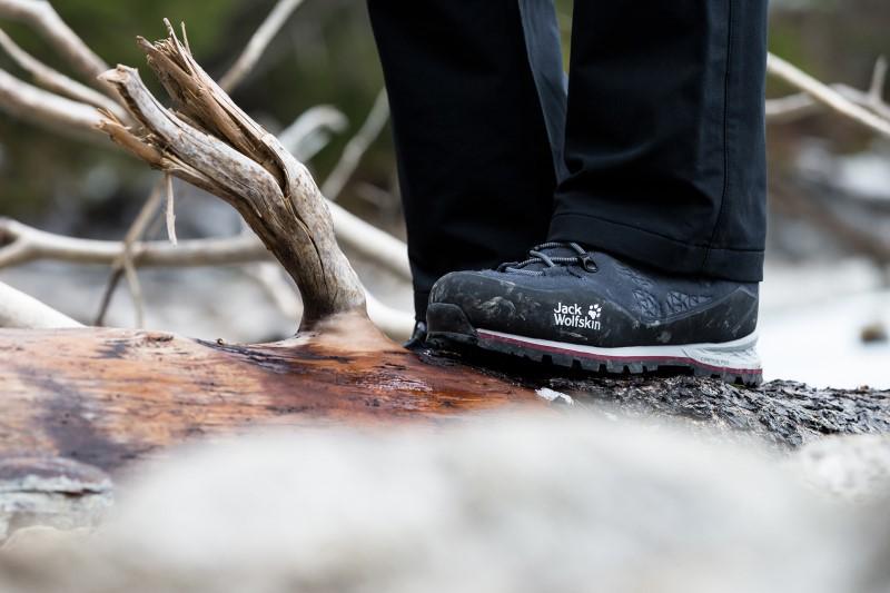 Damskie buty turystyczne: wysokie czy niskie buty na wyprawy w góry?