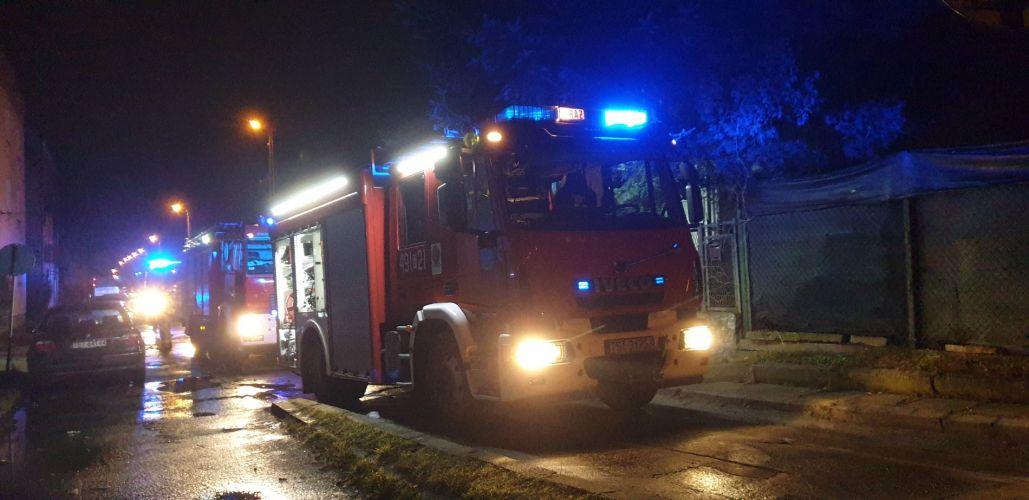 Troje mieszkańców w płonącej pułapce. Znamy nieoficjalną przyczynę pożaru [ZDJĘCIA]