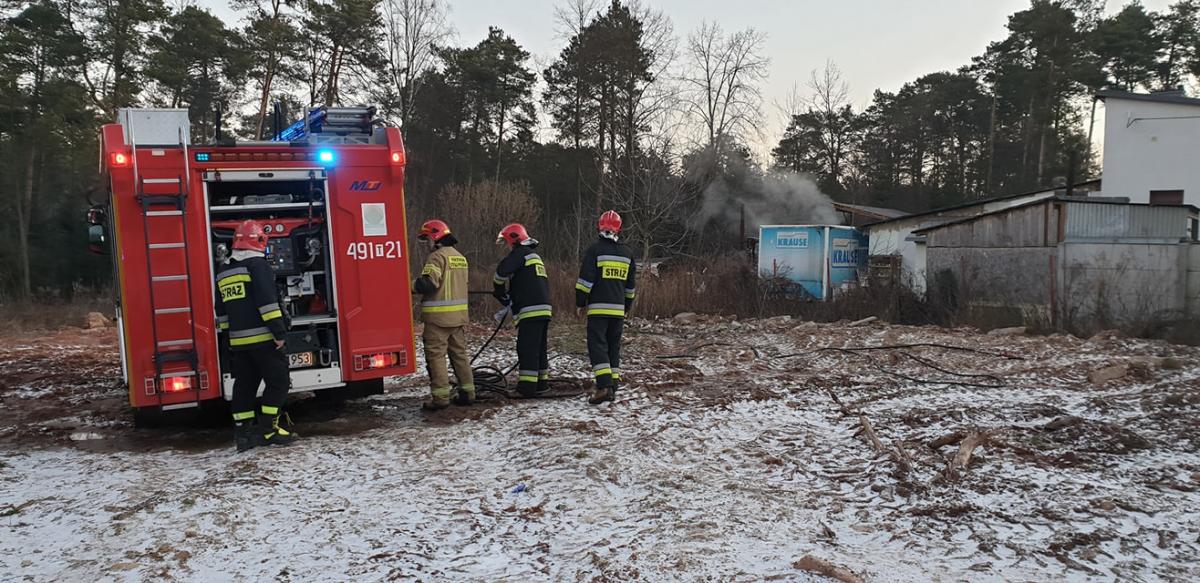 Suszarnia drewna w ogniu i dymie. Pożar zauważyli o poranku [ZDJĘCIA]