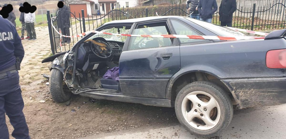 Z audi pozostał jedynie wrak. Kierowca w ciężkim stanie [ZDJĘCIA]