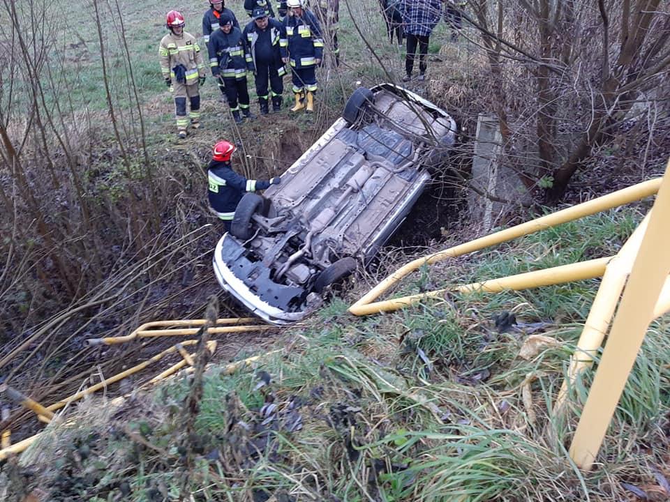 Śliski poranek na terenie gminy. Dlaczego straciła panowanie nad autem? [ZDJĘCIA]