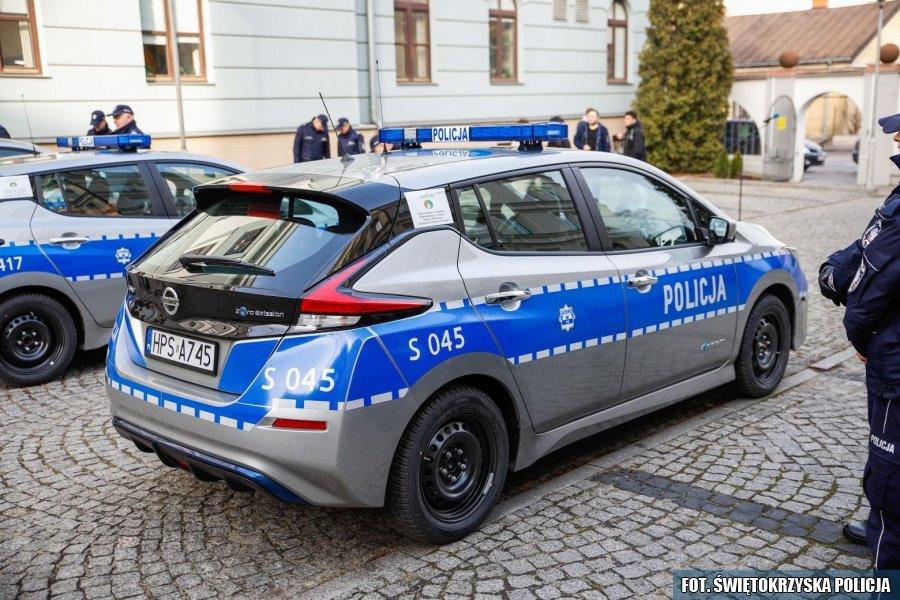 100 kilometrów pokona za... 10 złotych. Nowe auto w starachowickim garnizonie [ZDJĘCIA]